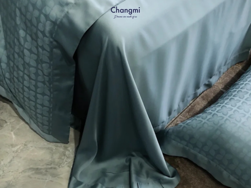 Silk Jacquard fabric is applied to make bedding sets. Silk Jacquard fabric is applied to make bedding sets.